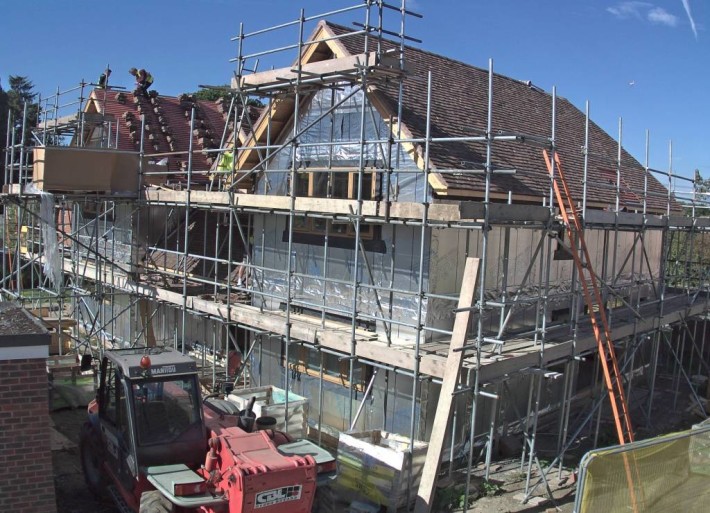 The catslide roof has been tiled. This creates an integrated covered porch area. The right hand gable has also been completed and the tilers are starting to move round the back of the house. 